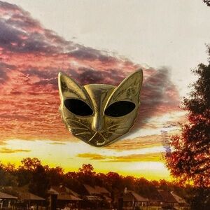 Vintage Black Enamel Eyes Figural Gold Tone Cat Face Brooch Pin (1.25” x 1.5”)